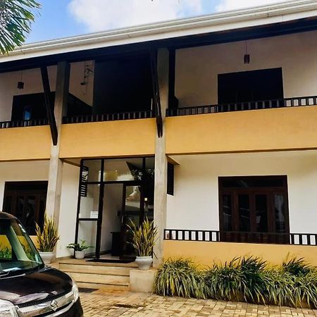 ซันไรส์ พาเลซ เนกอมโบ Bed & Breakfast ภายนอก รูปภาพ