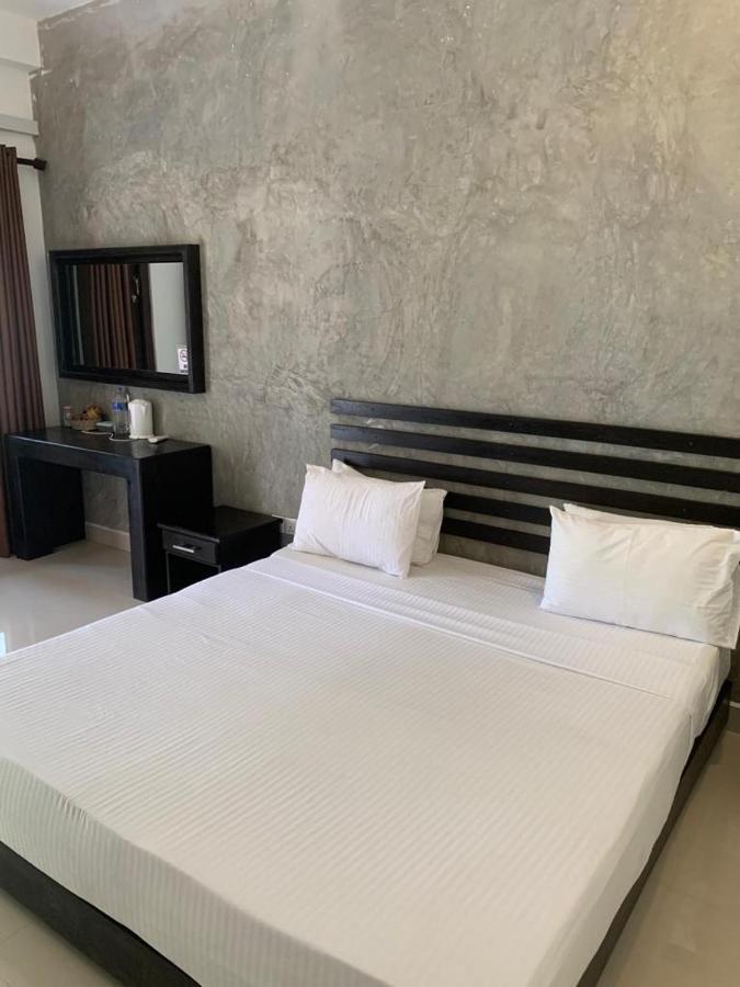 ซันไรส์ พาเลซ เนกอมโบ Bed & Breakfast ภายนอก รูปภาพ