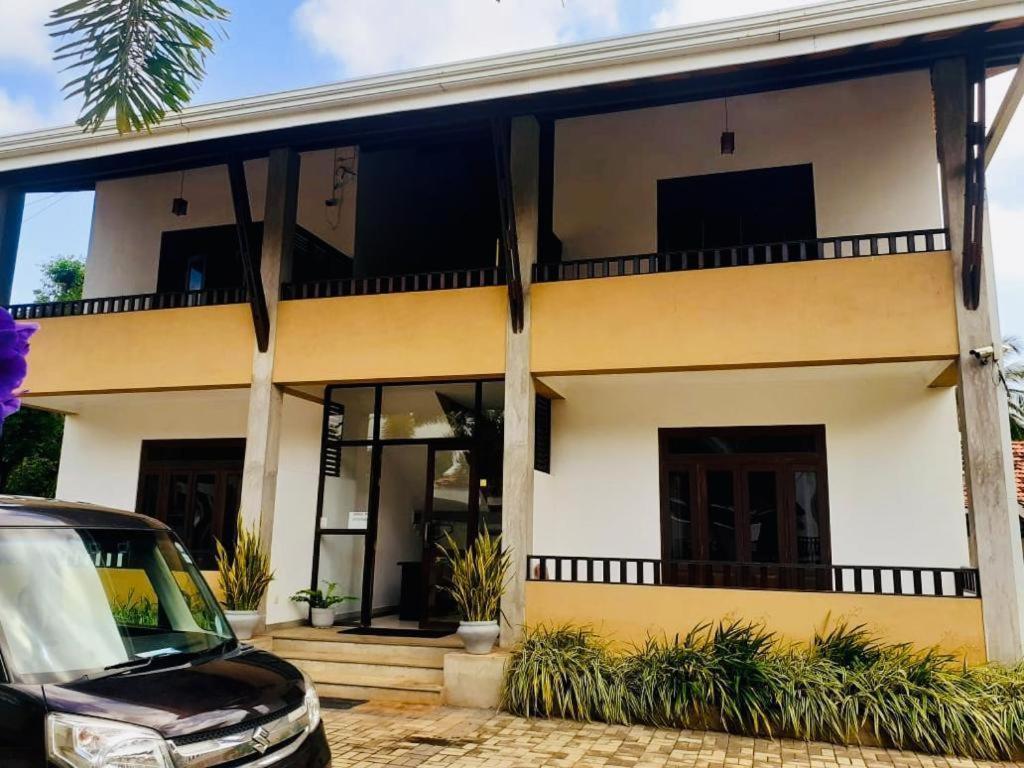 ซันไรส์ พาเลซ เนกอมโบ Bed & Breakfast ภายนอก รูปภาพ