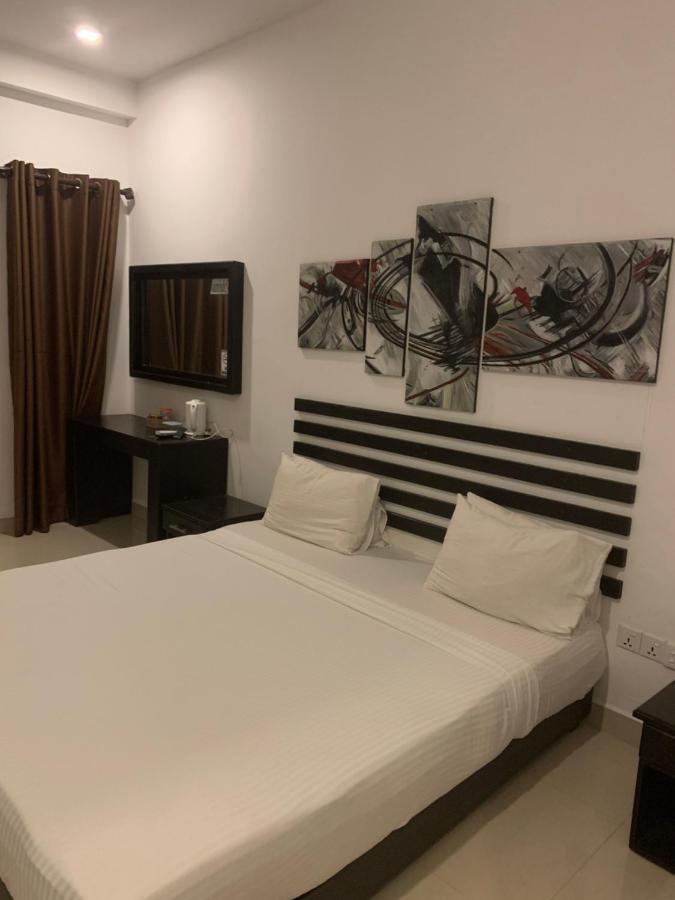 ซันไรส์ พาเลซ เนกอมโบ Bed & Breakfast ภายนอก รูปภาพ