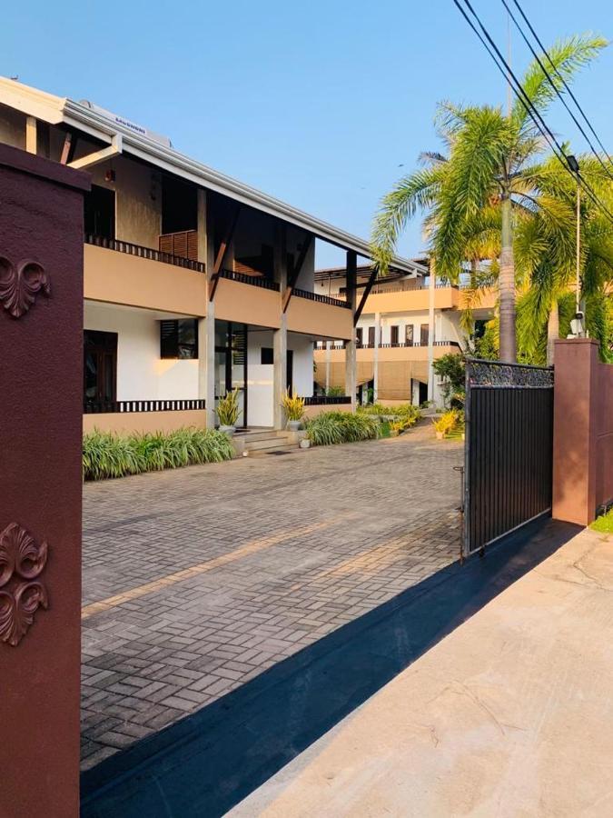 ซันไรส์ พาเลซ เนกอมโบ Bed & Breakfast ภายนอก รูปภาพ