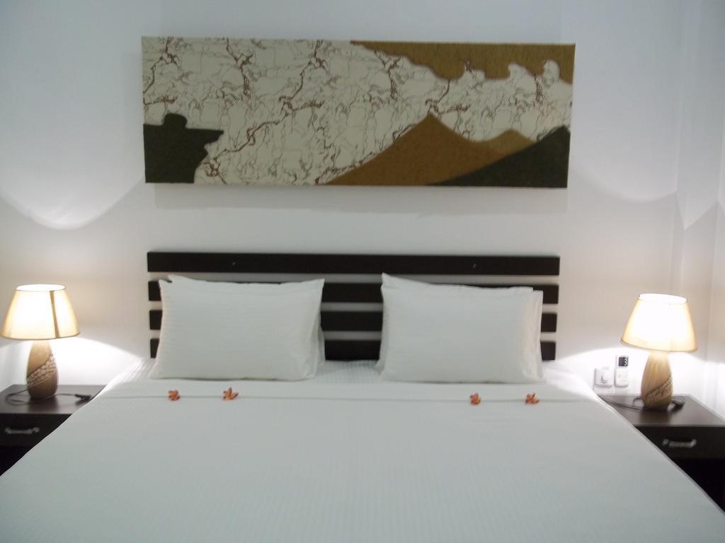 ซันไรส์ พาเลซ เนกอมโบ Bed & Breakfast ภายนอก รูปภาพ