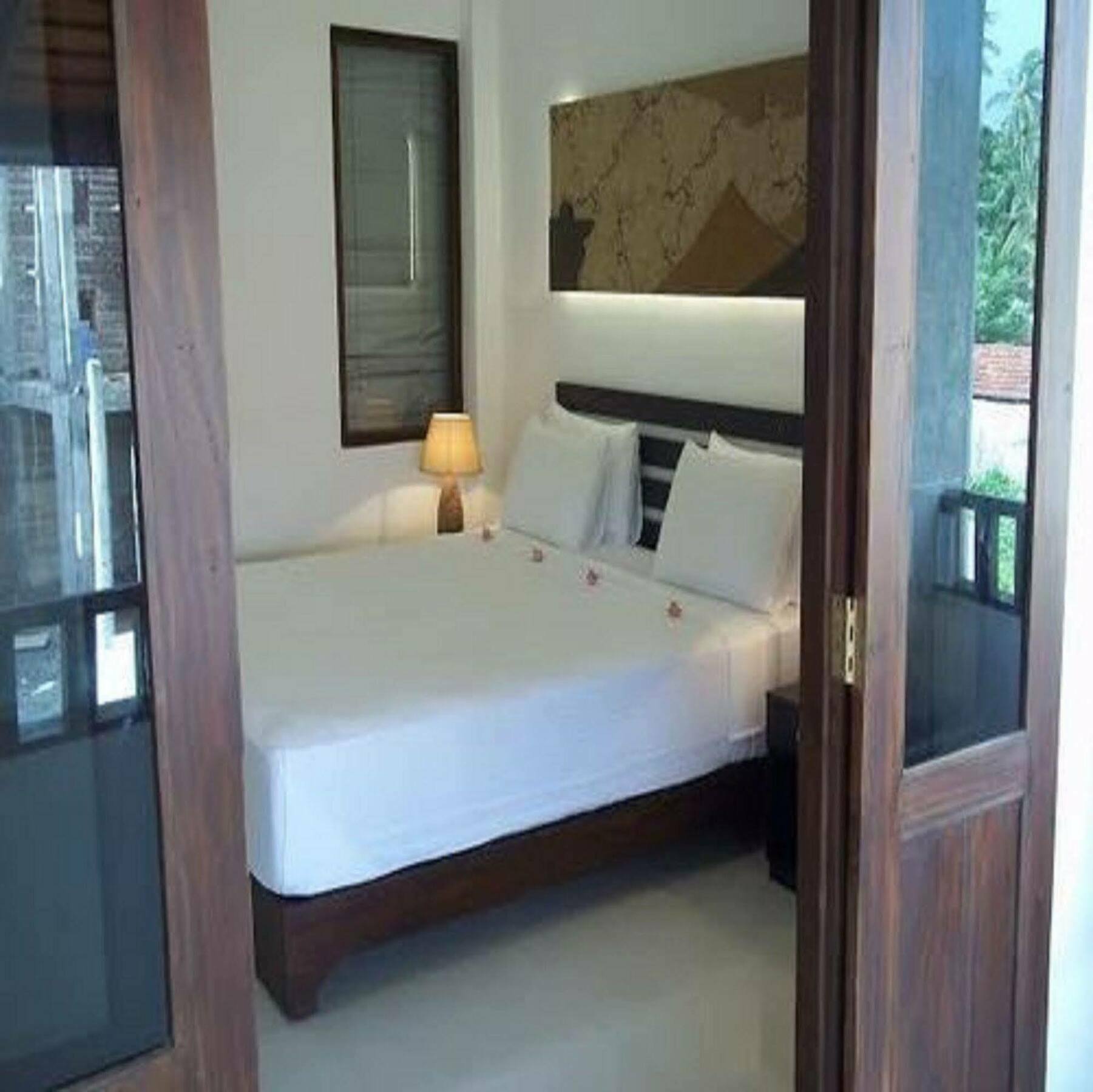 ซันไรส์ พาเลซ เนกอมโบ Bed & Breakfast ภายนอก รูปภาพ