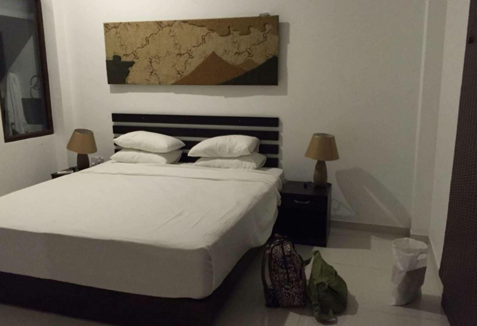 ซันไรส์ พาเลซ เนกอมโบ Bed & Breakfast ภายนอก รูปภาพ