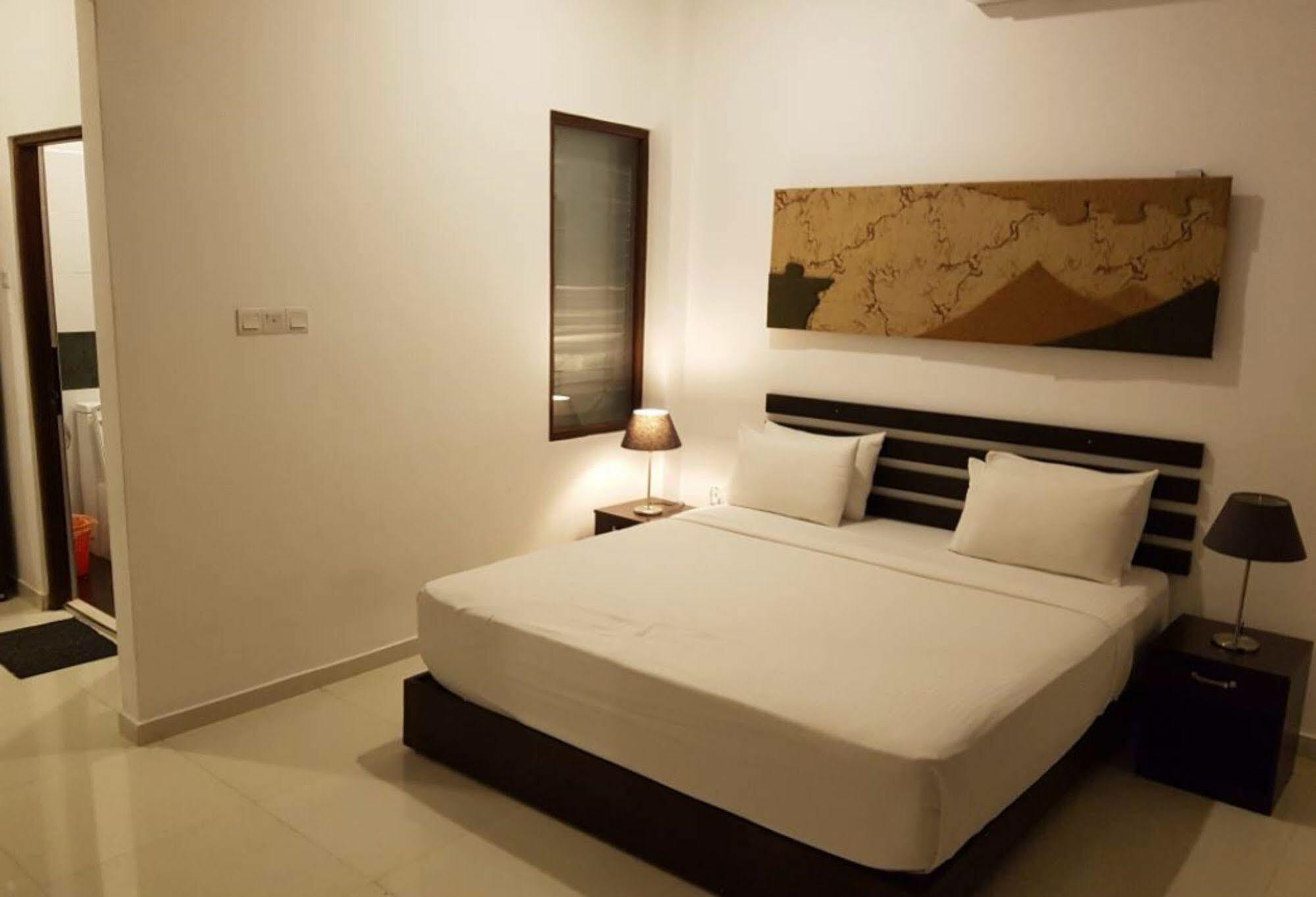 ซันไรส์ พาเลซ เนกอมโบ Bed & Breakfast ภายนอก รูปภาพ