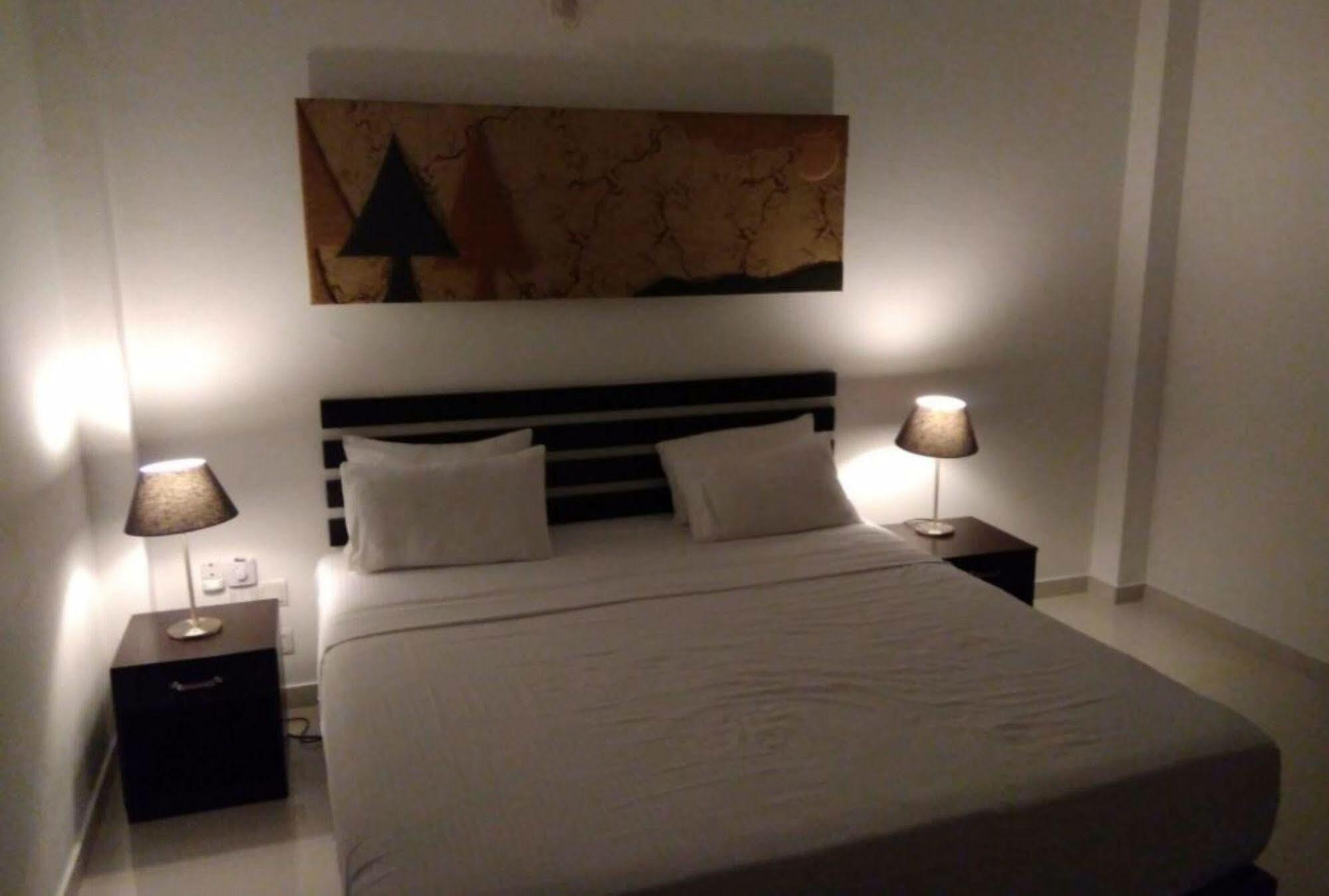 ซันไรส์ พาเลซ เนกอมโบ Bed & Breakfast ภายนอก รูปภาพ
