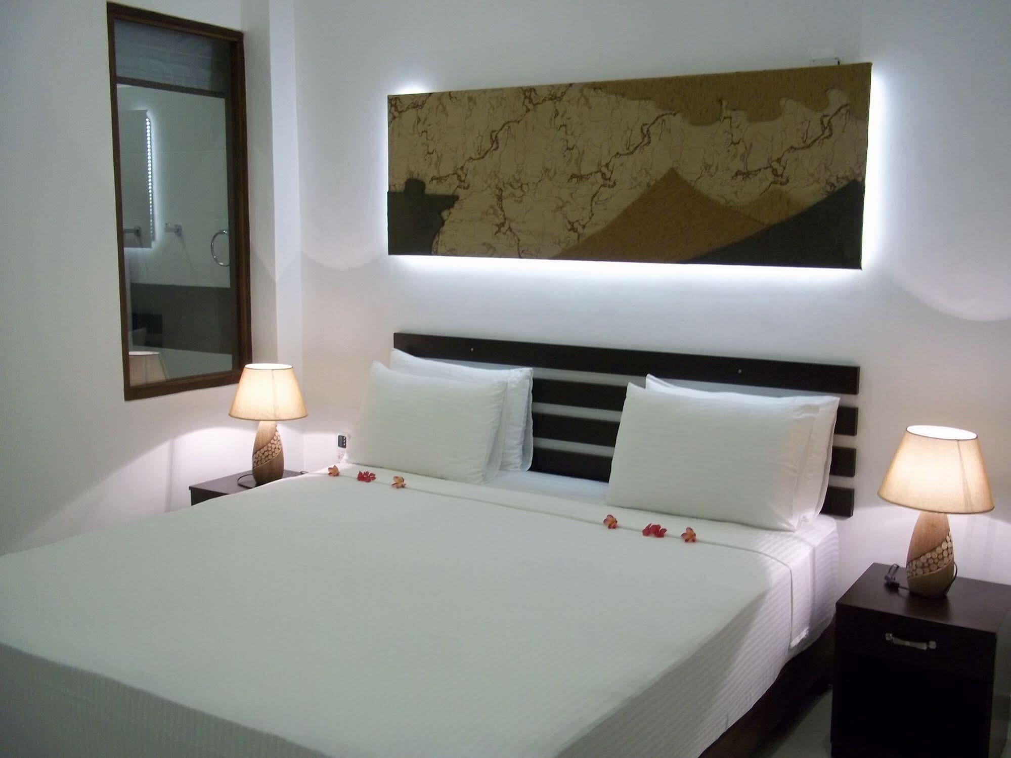 ซันไรส์ พาเลซ เนกอมโบ Bed & Breakfast ภายนอก รูปภาพ