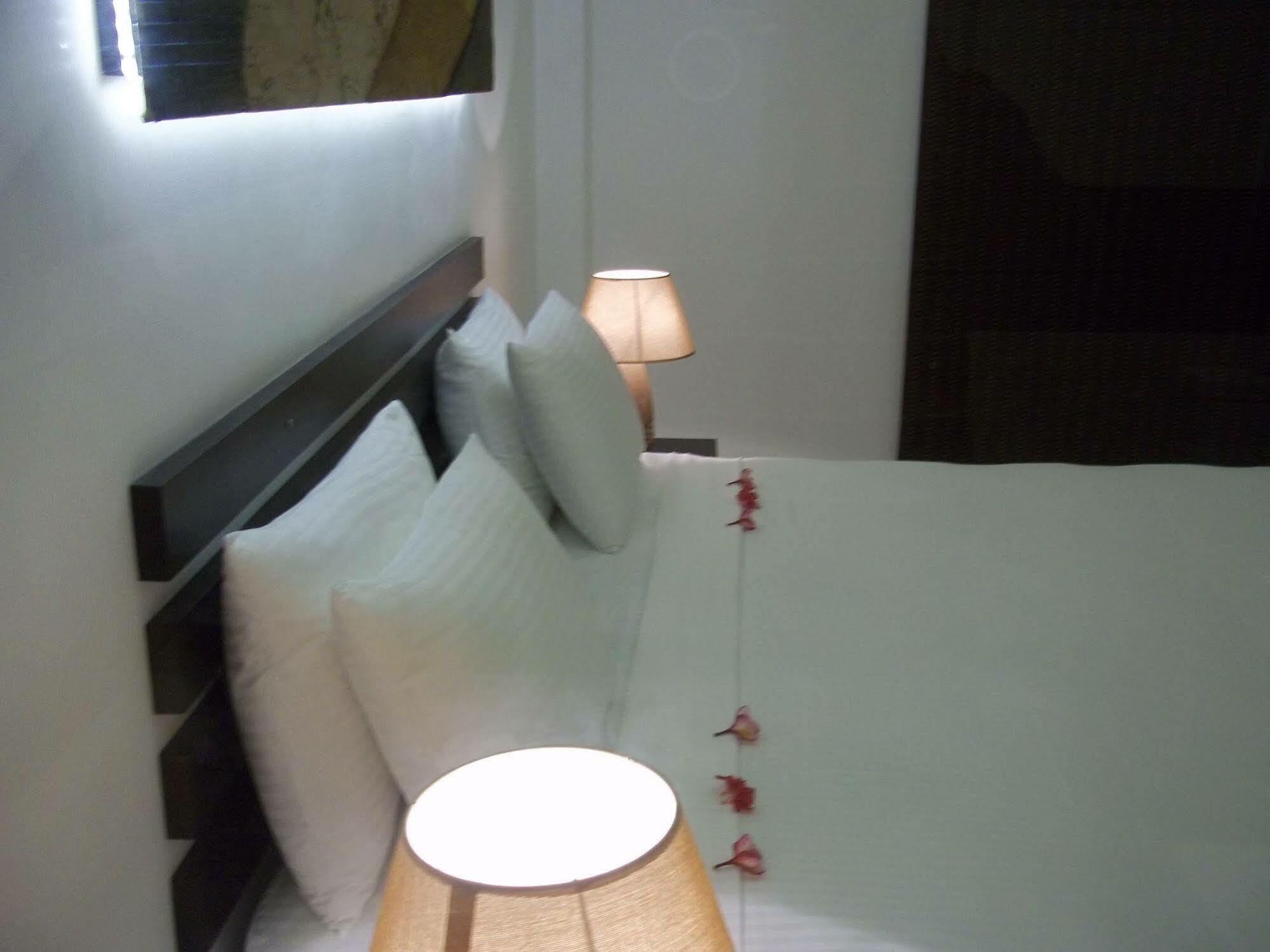 ซันไรส์ พาเลซ เนกอมโบ Bed & Breakfast ภายนอก รูปภาพ