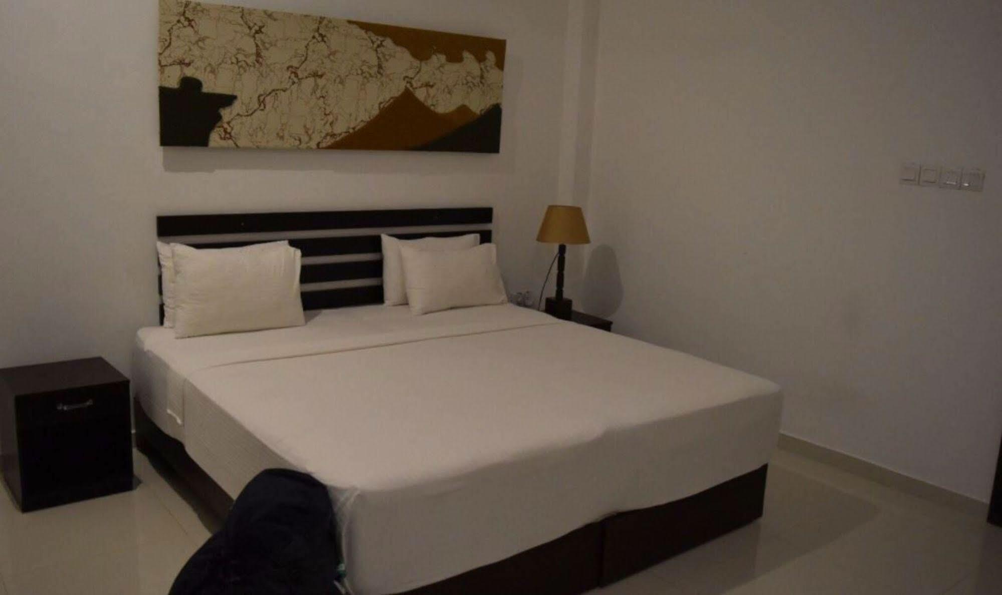 ซันไรส์ พาเลซ เนกอมโบ Bed & Breakfast ภายนอก รูปภาพ